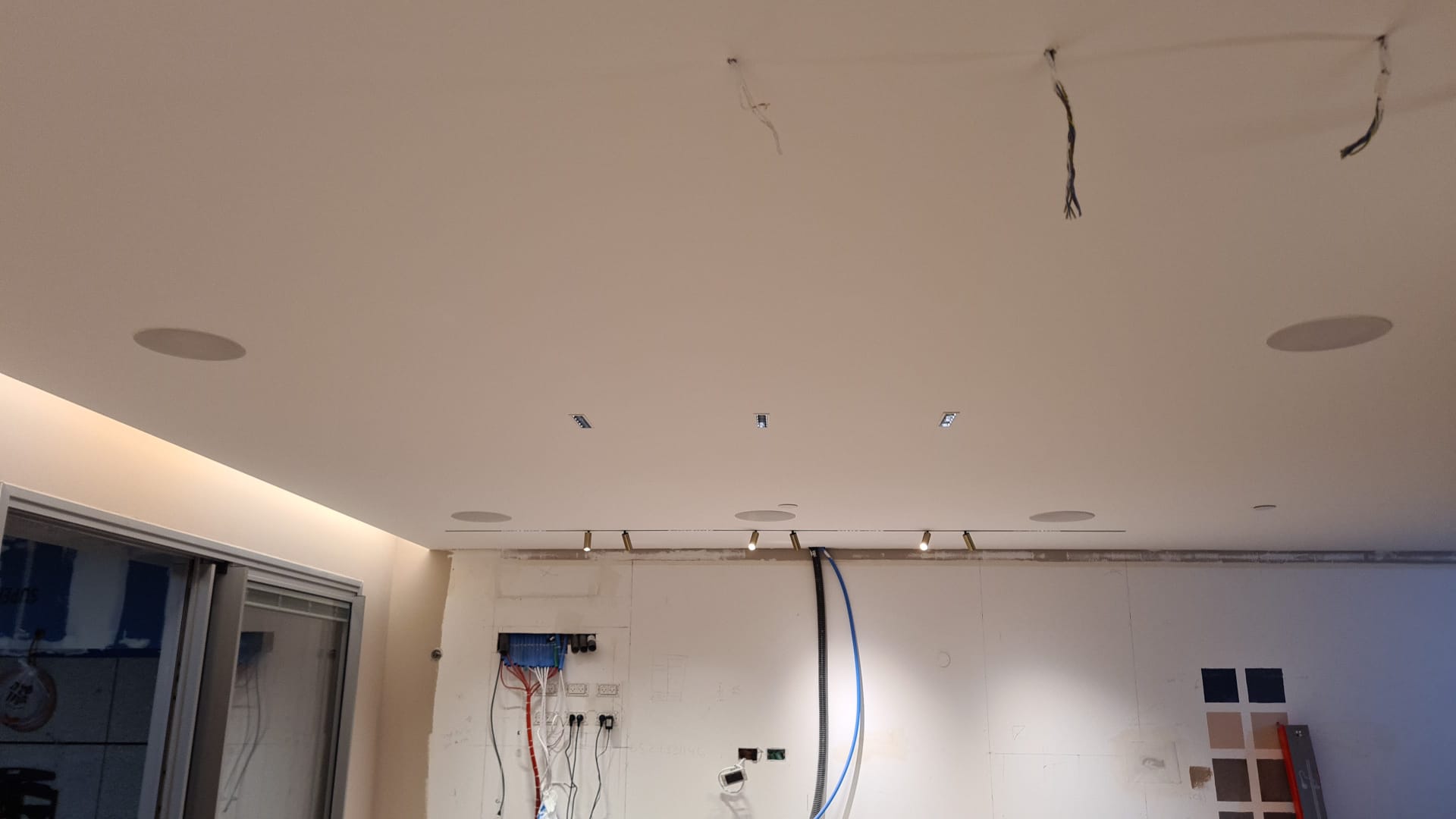 רמקולים שקועים בגבס: מדריך בחירה והתקנה