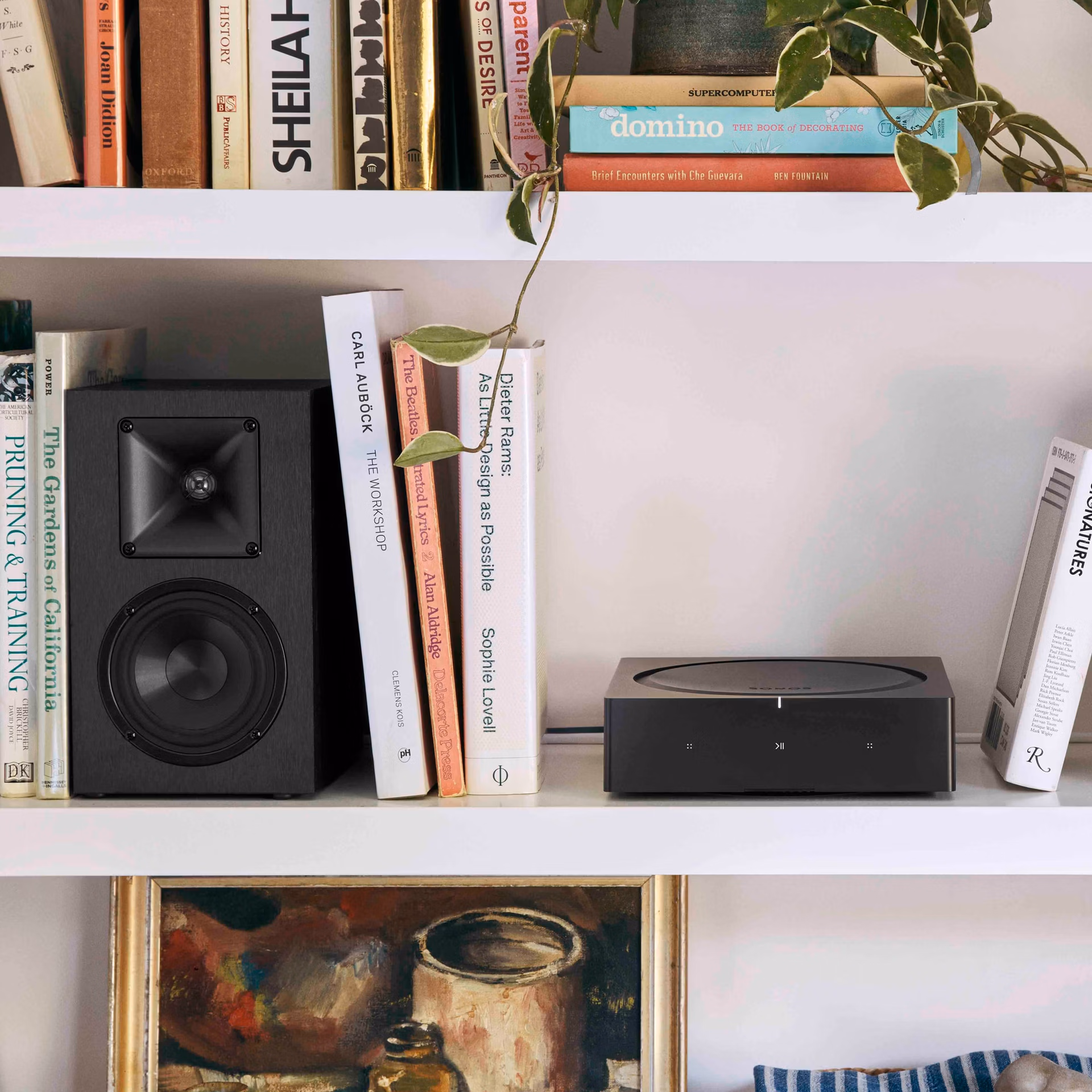 מגבר סטרימינג Sonos Amp, על מדף ספרים ליד רמקול מדף